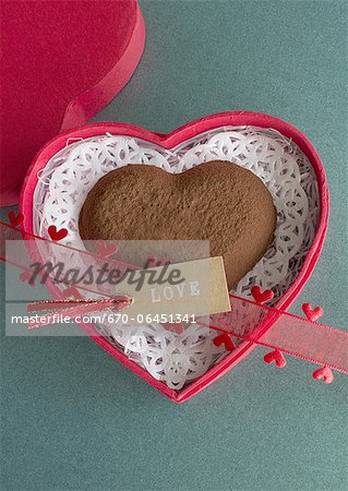 Chocolat en forme de coeur et une étiquette de message Chocolat en forme de coeur et une étiquette de message