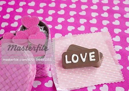 Chocolats avec « LOVE » et une boîte-cadeau Chocolats avec « LOVE » et une boîte-cadeau