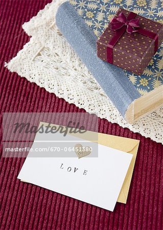 Boîte-cadeau et une carte message Boîte-cadeau et une carte message