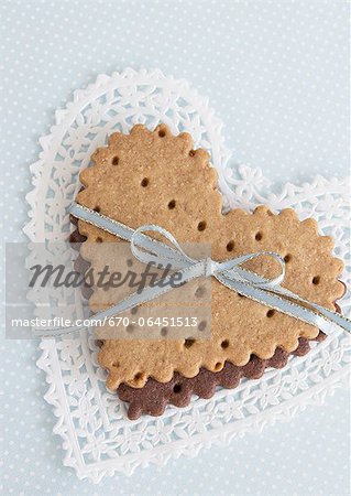 Biscuits en forme de coeur, attachés avec un ruban Biscuits en forme de coeur, attachés avec un ruban