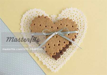Biscuits en forme de coeur, attachés avec un ruban Biscuits en forme de coeur, attachés avec un ruban