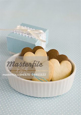 Biscuits en forme de coeur et une boîte-cadeau Biscuits en forme de coeur et une boîte-cadeau