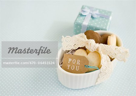Biscuits en forme de coeur et une boîte-cadeau Biscuits en forme de coeur et une boîte-cadeau