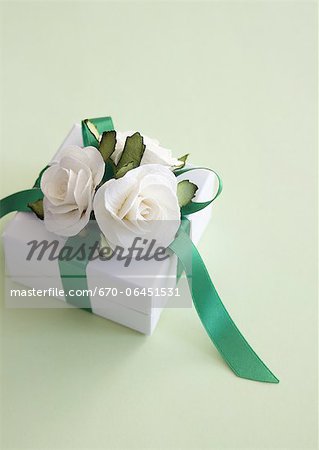 Boîte-cadeau avec des roses blanches Boîte-cadeau avec des roses blanches