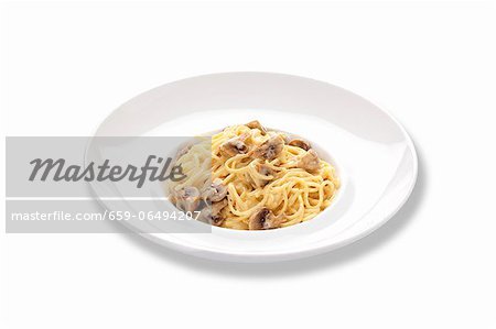 Spaghetti with mushrooms and a creamy sauce