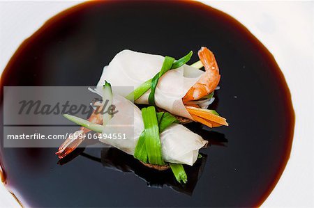 Spring rolls with prawns in soy sauce