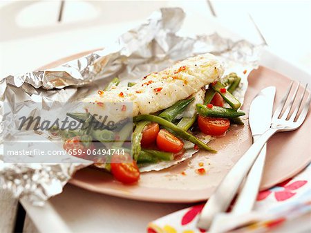 Cod with asparagus and tomatoes in foil