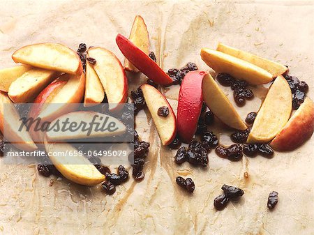 Apple and raisins with honey (strudel filling)