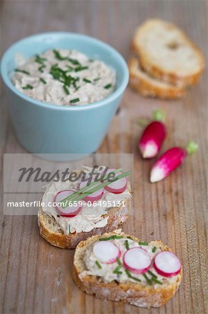Bread with spread, radishes and chives