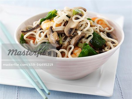 Pasta with mushrooms and king prawns (Asia)