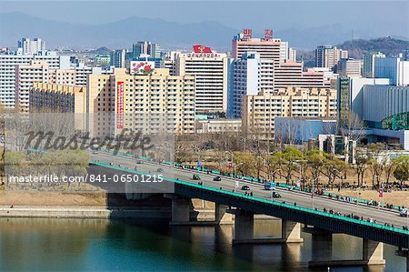 Rungna Bridge spanning the river Taedong in central Pyongyang, Democratic People's Republic of Korea (DPRK), North Korea, Asia