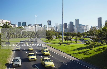 Traffic passing through Parque do Flamengo, Catete, Rio de Janeiro, South America