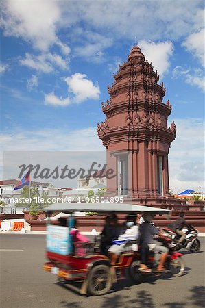 Tuk tuk passing Independence Monument, Phnom Penh, Cambodia, Indochina, Southeast Asia, Asia