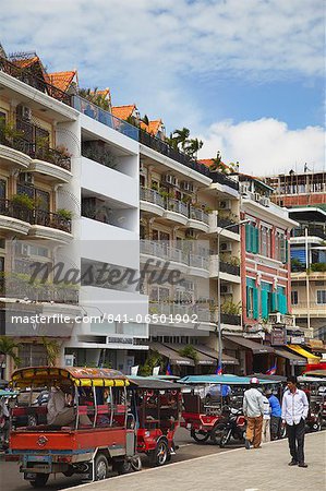 Tuk-tuks along Sisowath Quay, Phnom Penh, Cambodia, Indochina, Southeast Asia, Asia