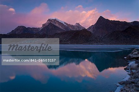 Dudh Pokhari Lake, Gokyo, Solu Khumbu (Everest) Region, Nepal, Himalayas, Asia