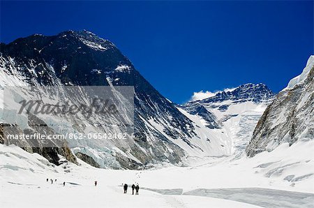 Asia, Nepal, Himalayas, Sagarmatha National Park, Solu Khumbu Everest Region, climbers making their way to camp 2 with Mt Everest, 8850m, west face above them