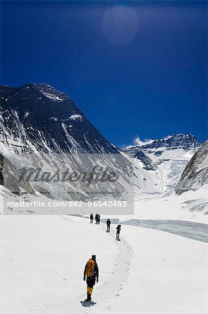 Asia, Nepal, Himalayas, Sagarmatha National Park, Solu Khumbu Everest Region, climbers making their way to camp 2 with Mt Everest, 8850m, west face above them