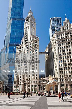 USA, Illinois, Chicago. Marilyn Monroe Statue on Michigan Avenue with the Wrigley Building behind.