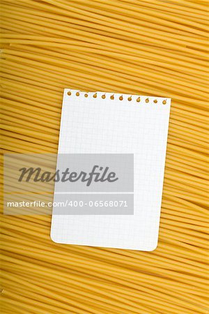 Note paper on Italian pasta background