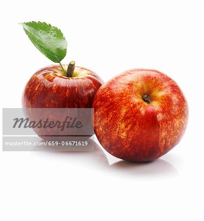 Two apples of the variety 'Red Delicious'