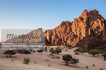 Chad, Bechike, Ennedi, Sahara. A long tall ridge of weathered Palaeozoic sandstone at the top of the Bechike Valley.