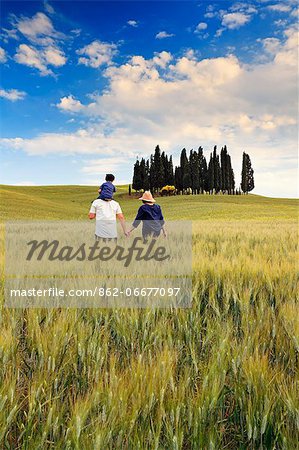 Italy, Tuscany, Siena district, Orcia Valley, Family takes a walk in the countryside near San Quirico dOrcia