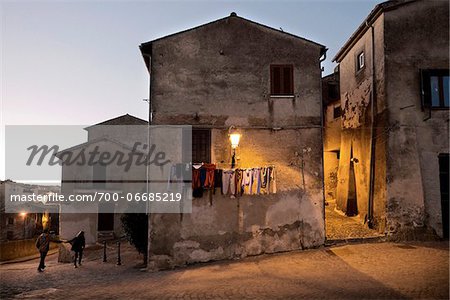 OLD HOUSES WITH CLOTHES HANGING ON CLOTHESLINE AT DUSK, BRACCIANO, LAZIO, ITALY OLD HOUSES WITH CLOTHES HANGING ON CLOTHESLINE AT DUSK, BRACCIANO, LAZIO, ITALY