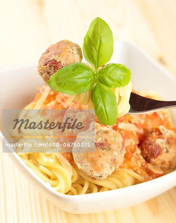 spaghetti in white square bowl on wooden background