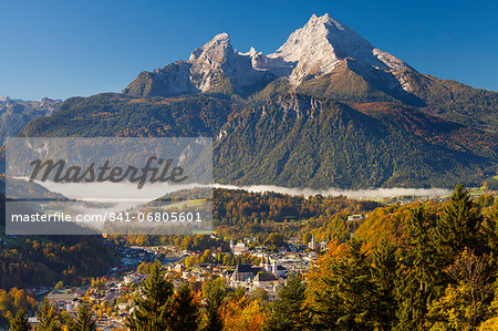 View of Berchtesgaden in autumn with the Watzmann mountain in the background, Berchtesgaden, Bavaria, Germany, Europe