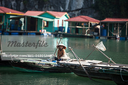 Floating village, Halong Bay, UNESCO World Heritage Site, Vietnam, Indochina, Southeast Asia, Asia