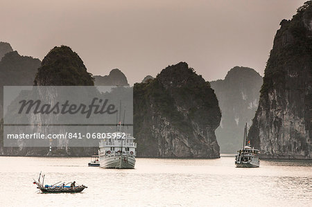 Cruise boats in Halong Bay, UNESCO World Heritage Site, Vietnam, Indochina, Southeast Asia, Asia
