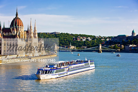 Cruise ship passing the Parliament on the Danube, Budapest, Hungary, Europe