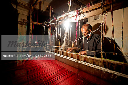 A weaver at work making a sari in Chanderi, a famous sari producing town in Chanderi, Madhya Pradesh, North India, Asia