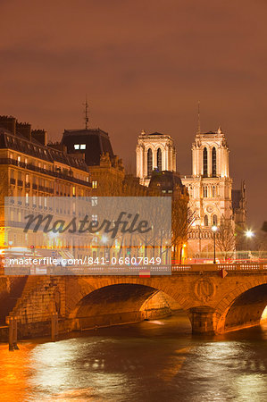 The Ile de la Cite and Notre Dame cathedral at night, Paris, France, Europe