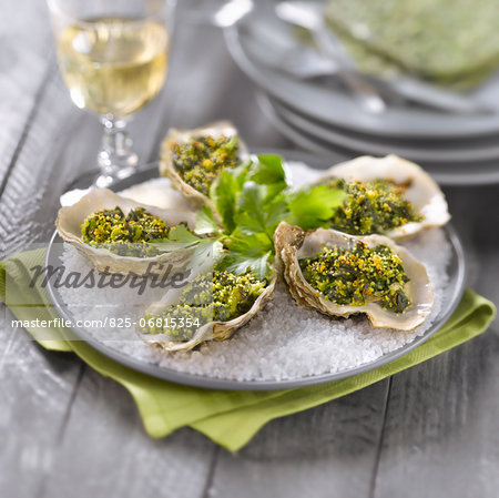 Hot oysters with spinach,parsley and breadcrumbs