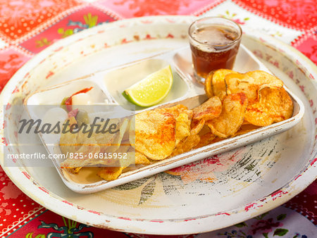 Aperitif tray with saffron-flavored crisps