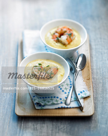 Cream of chickpea soup with shrimps