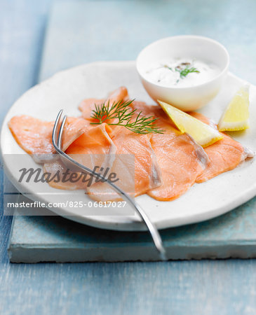 Salmon carpaccio with fromage blanc sauce