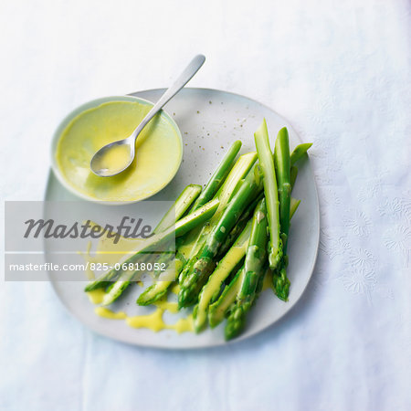 Green asparagus with creamy lemon sauce