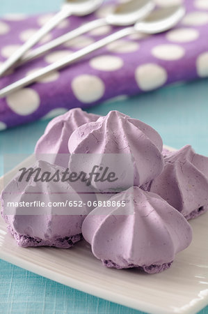 Small blueberry meringues