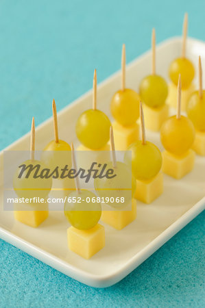 Comté and white grape bite-size appetizers Comté and white grape bite-size appetizers
