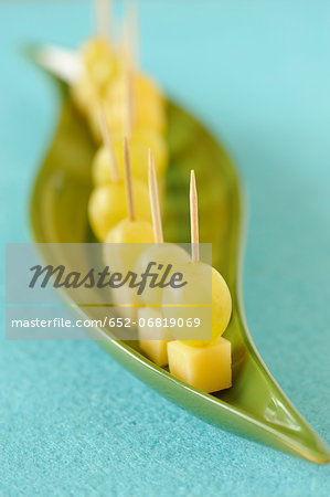 Comté and white grape bite-size appetizers Comté and white grape bite-size appetizers