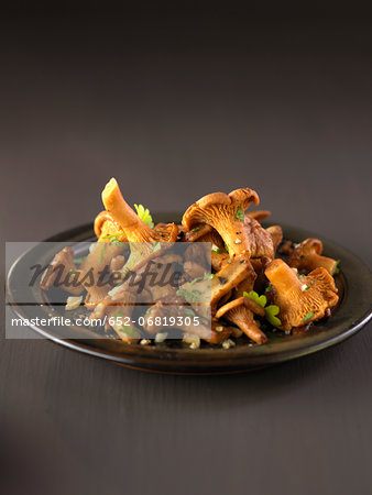 Plate of chanterelles with garlic and parsley