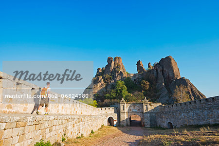 Europe, Bulgaria, Belogradchik, hiker at Kaleto Rock Fortress (MR)