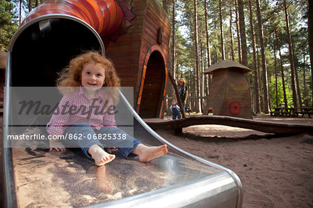 Nottinghamshire, UK. Children playing at Sherwood Pines forest park. (MR)