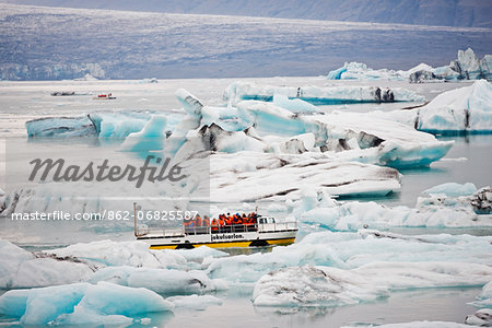 Iceland, eastern region, Jokulsarlon iceberg lagoon, amphibious sightseeing boat