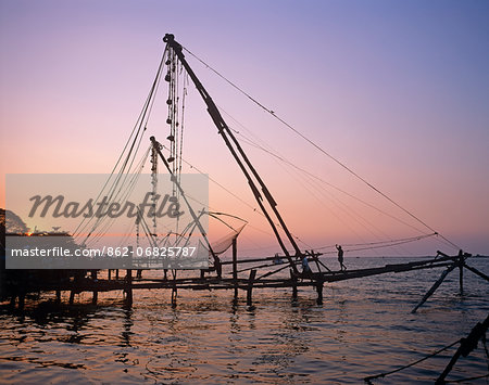 India, Kerala, Cochin, Fort Cochin, traditional fishing and fishermen in the evening sunlight