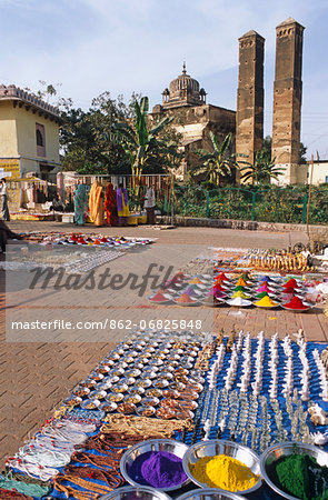India, Madhya Pradesh, Orchha, view of bazaar with Sawar Bhado pillars in the background.
