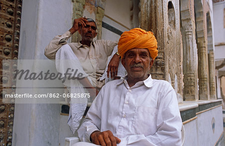 Asia, India, Rajastan, Shekhawati region, Fatehpur.  Two men smoking.