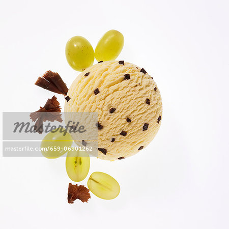 Wine foam ice cream with chocolate pieces, green grapes and grated chocolate